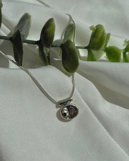 Turmalin-Quarz Anhänger 1,1 cm mit 925er Silberfassung – Schmuckstein mit schwarzen Einschlüssen