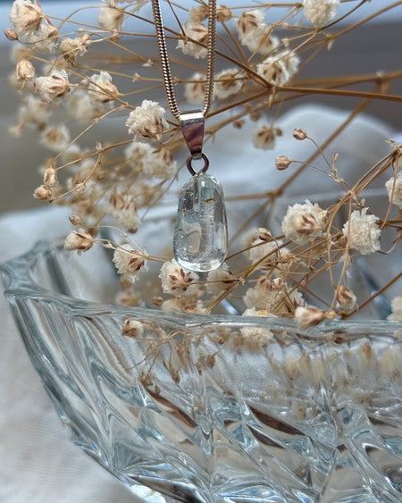 Blauer Topas Anhänger 1,6 cm mit 925er Silberschlaufe – facettenreicher Edelstein in zartem Blau