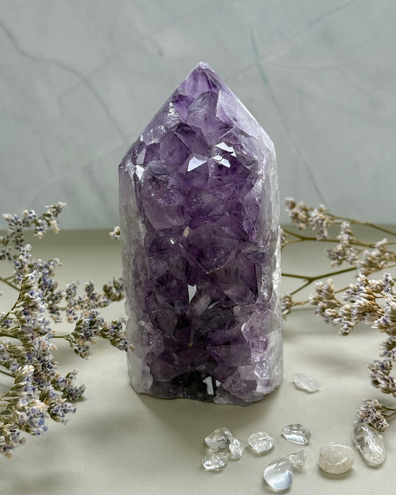 Amethyst Spitze mit Rohkristallen