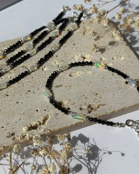 Armband aus natürlichen Opal-Nuggets, Spinellperlen und 925er Silberelementen – eleganter Armschmuck mit Verlängerung