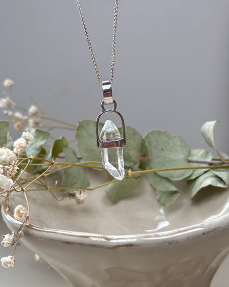 Bergkristall-Anhänger als Doppelender-Rohkristall mit 925er Silberöse, ca. 2 cm, klarer Edelstein, intuitiv ausgewählt.