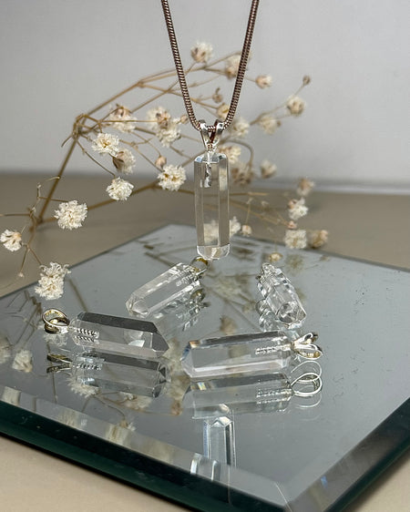 Klarer Bergkristall-Anhänger (2 cm) mit Doppelschlaufe aus 925 Silber – natürlicher Kristall-Schmuck für Licht, Klarheit und Bewusstheit.