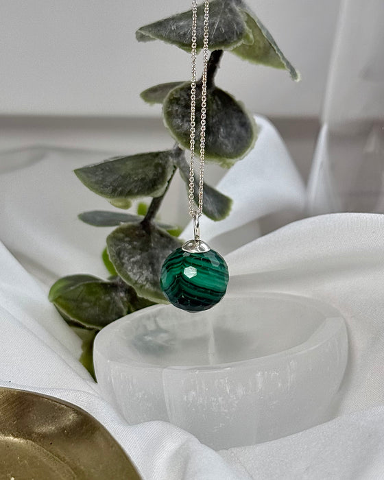 Malachit-Kugelanhänger, facettiert, mit 925er Silberöse, 1,5cm