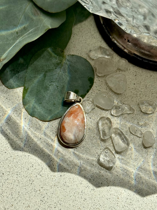 Rosa Scolezit Anhänger in 925er silber eingefasst, 2,2cm