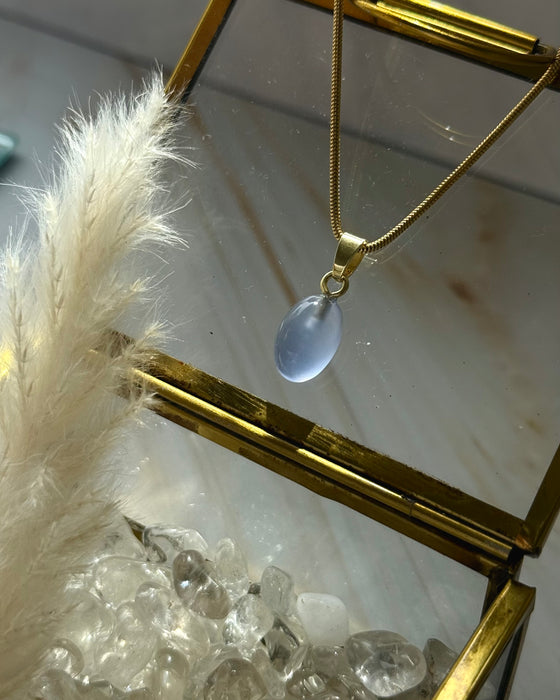 Blauer Chalcedon Cabochon Anhänger mit 925er Silberöse vergoldet(rhodiniert) 1,2cm