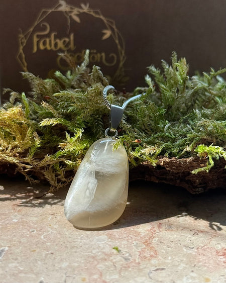 Mondstein Anhänger 2,8 cm mit 925er Silberöse – Schmuckstein mit geheimnisvollem Schimmer