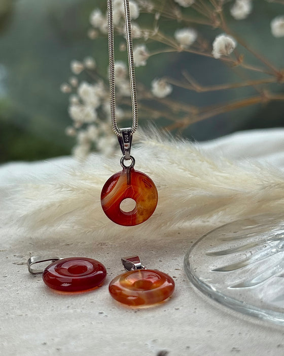 Carneol Donut-Anhänger – mit 925er Stiftöse, 1,5cm.