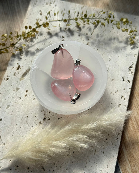 Rosenquarz Anhänger – mit rhodinierter 925er Silberstiftöse