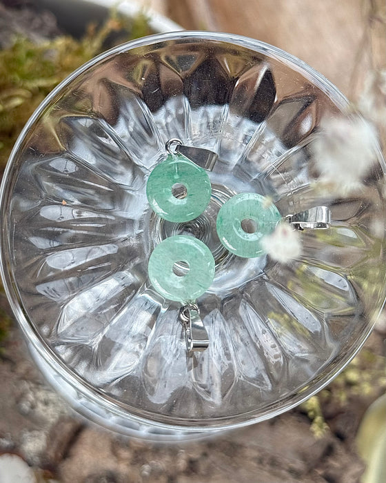 Aventurin-Donutanhänger, Durchmesser 1cm. Die Schlaufe aus 925er Sterlingsilber ist rhodiniert