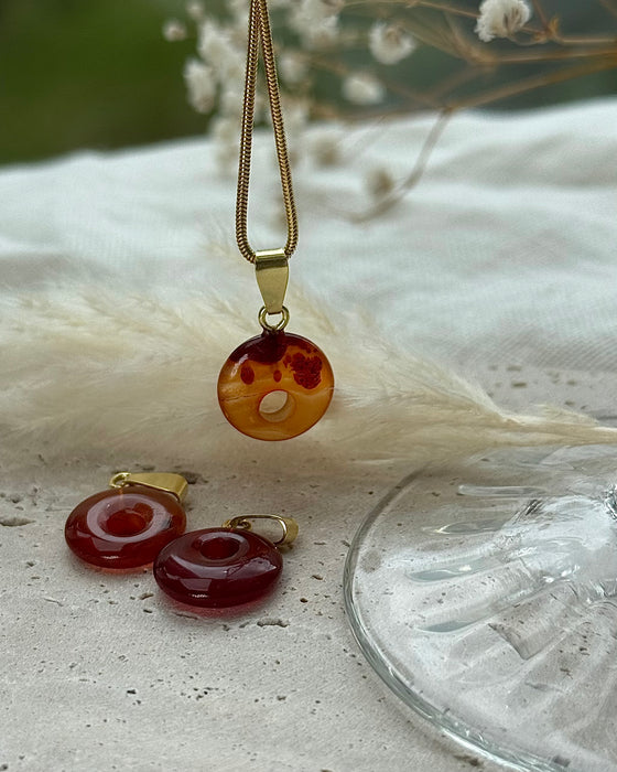 Carneol Donut-Anhänger – mit vergoldeter 925er Stiftöse, 1,5cm.