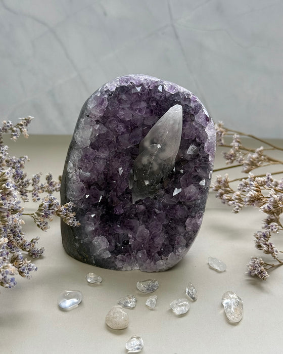 Amethyst Freiform mit Calcit