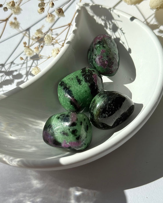 Rubin in Zoisit Trommelstein