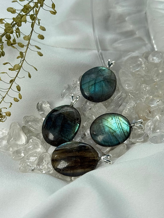 Labradorit-Anhänger mit 925er Doppelschlaufe, ca 2cm