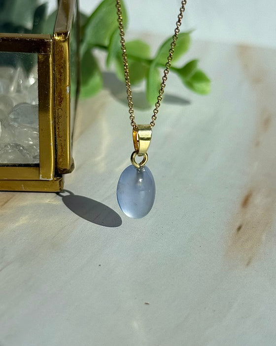 Blauer Chalcedon Cabochon Anhänger mit 925er Silberöse vergoldet(rhodiniert) 1,2cm