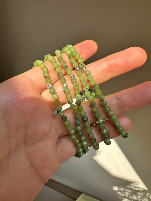 Kanadische Jade facettiertes Armband 4mm mit 925er Silberperle