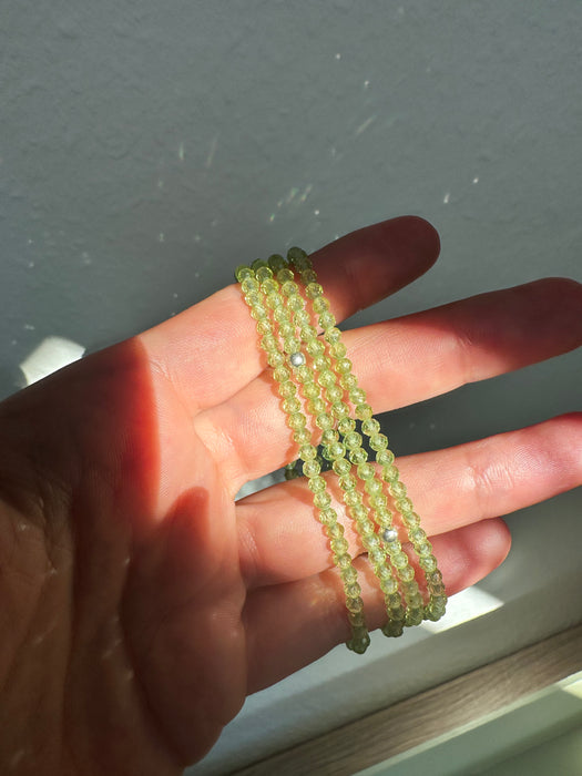 Peridot facettiertes Armband 3mm mit 925er Silberperle