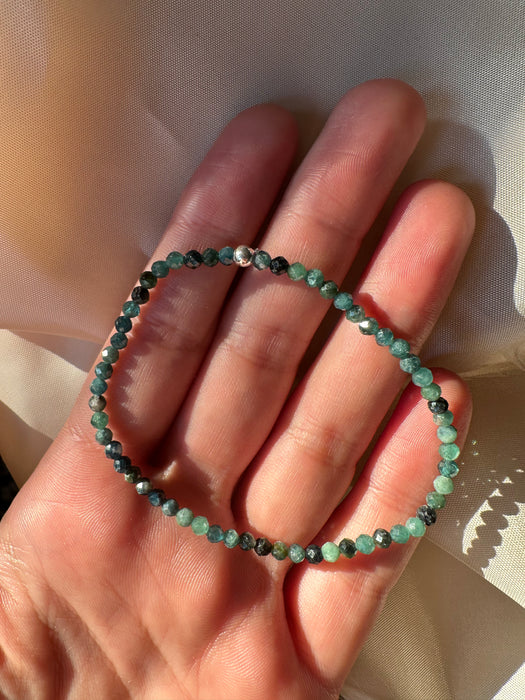 Blauer Turmalin facettiertes Armband 3mm mit 925er Silberperle