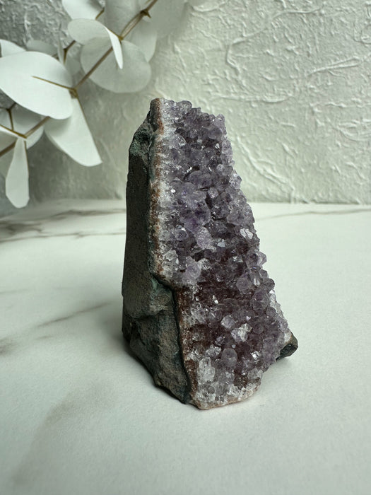 Amethyst Freiform mit Rohkristallen G27
