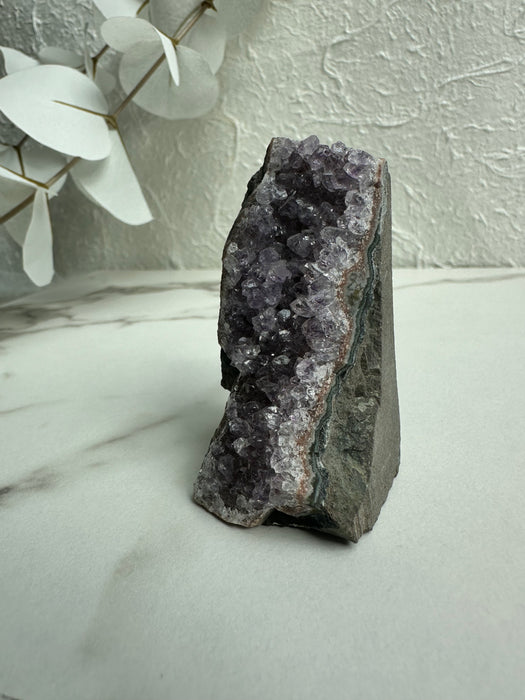 Amethyst Freiform mit Rohkristallen G27