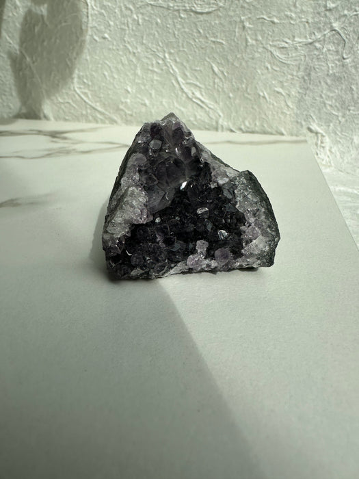 Amethyst Freiform mit Rohkristallen A16