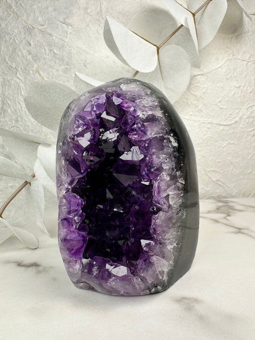 Amethyst Freiform mit Rohkristallen G99