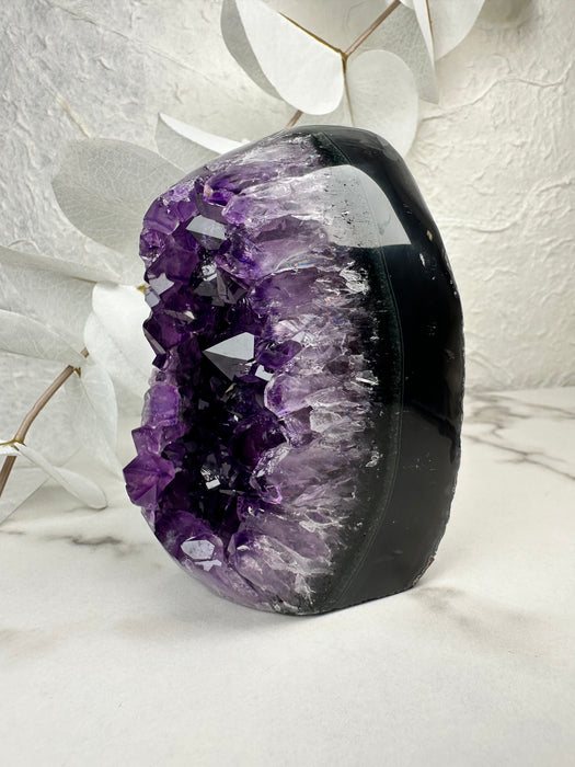 Amethyst Freiform mit Rohkristallen G99