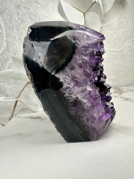 Amethyst Freiform mit Rohkristallen G99