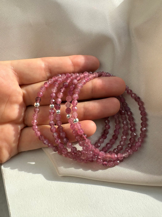 Rotes Turmalin facettiertes Armband 4mm mit 925er Silberperle