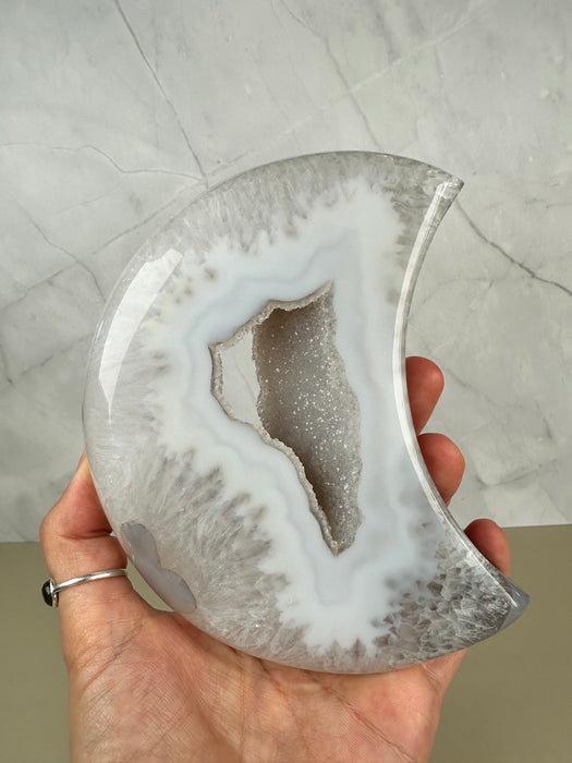 Achat Halbmond mit Druse auf Goldständer B169