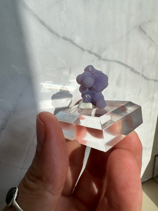 Traubenachat auf Acrylsockel B14