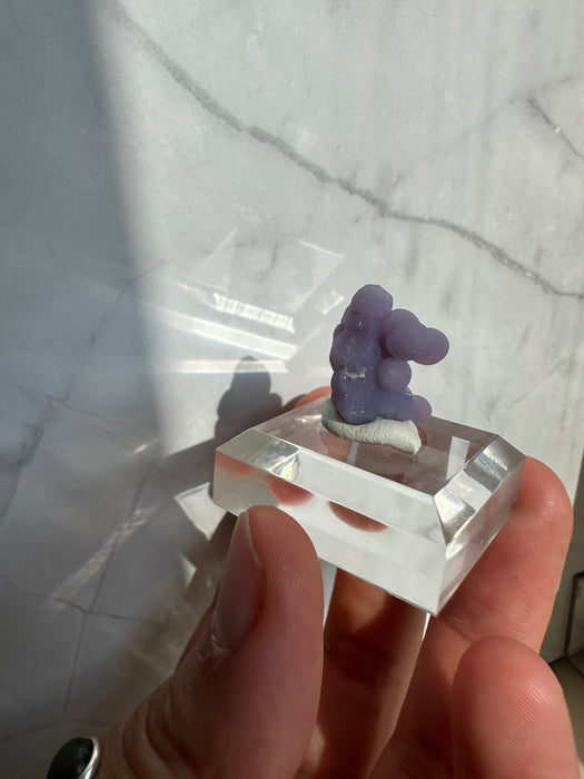 Traubenachat auf Acrylsockel B14