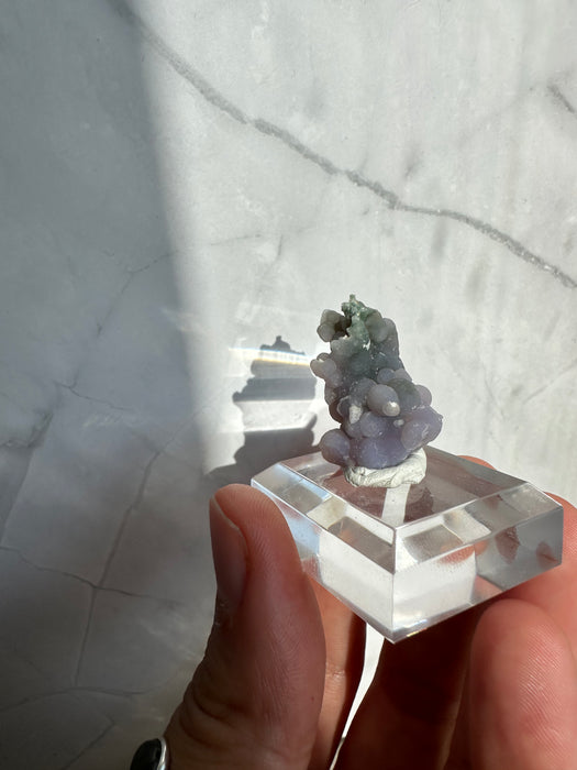 Traubenachat auf Acrylsockel G14