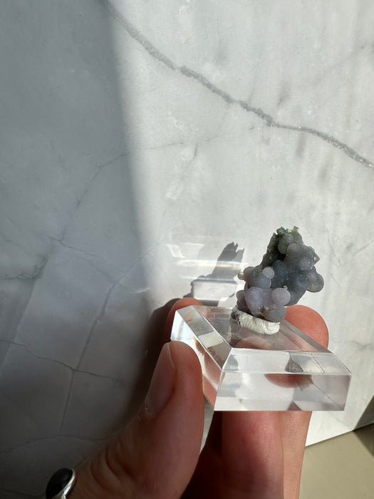 Traubenachat auf Acrylsockel G14