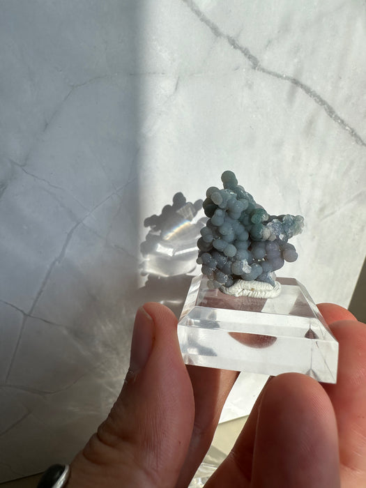 Traubenachat auf Acrylsockel H15