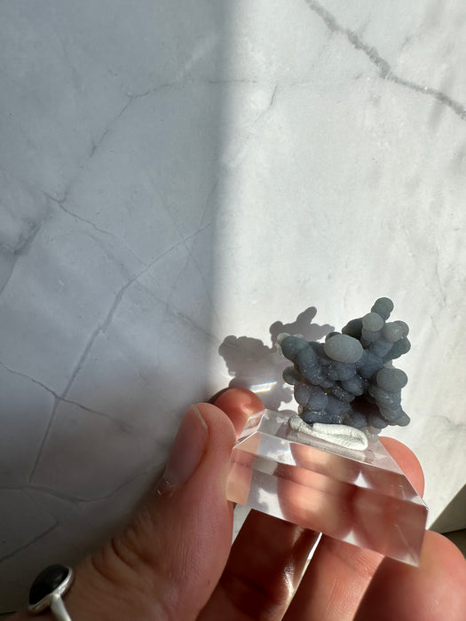 Traubenachat auf Acrylsockel H15