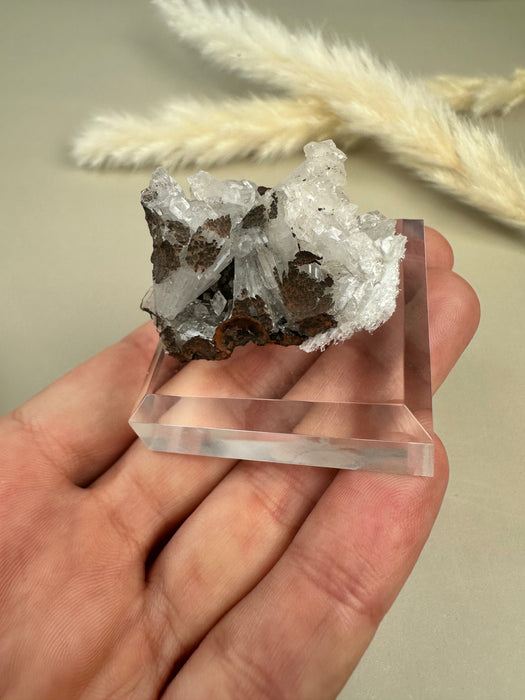 Hemimorphit Rohkristall auf Acrylsockel B22