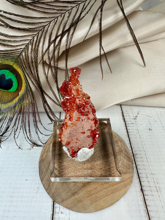 Vanadinit Rohkristall auf Acrylsockel F15