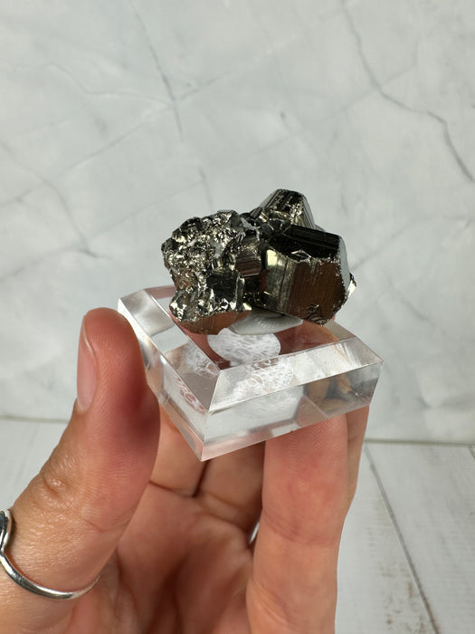 Pyrit Stufe auf Acrylsockel D15