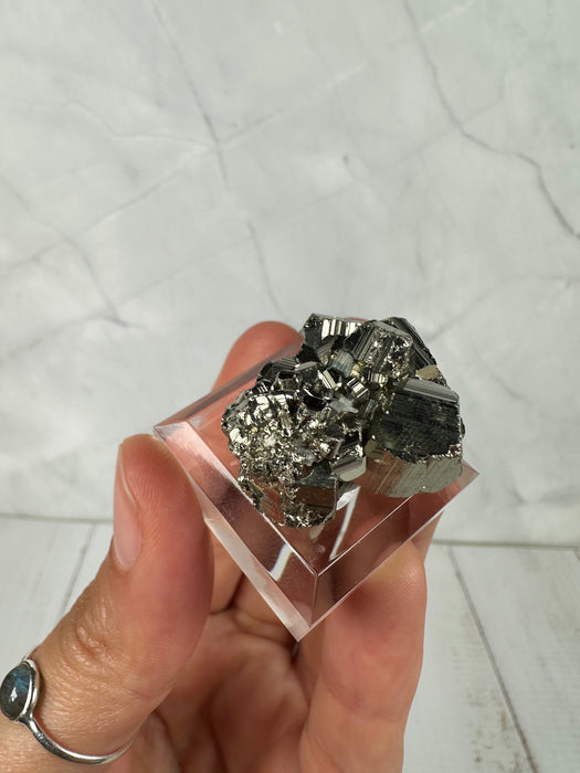 Pyrit Stufe auf Acrylsockel D15