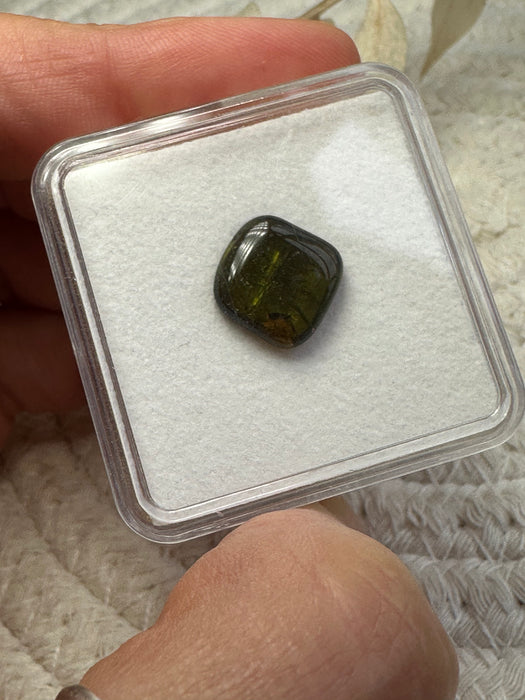 Turmalin grün in Acrylbox D10