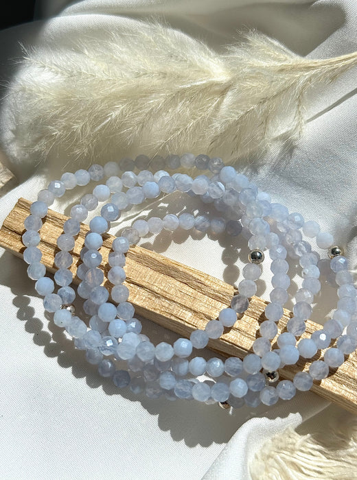 Blauer Chalcedon facettiertes Armband 4mm mit 925er Silberperle