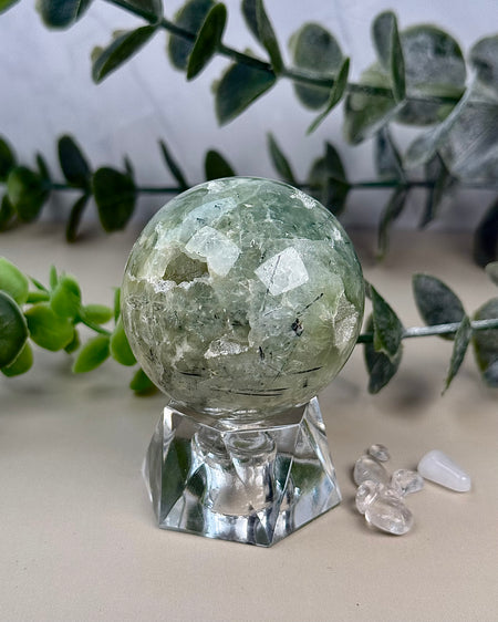 Prehnit Kugel 5,4 cm – grünlicher Edelstein, Naturunikat, Mineralien Sammlerstück