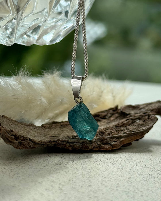 Blauer Turmalin (Indigolith) Anhänger mit 925er Silberöse rhodiniert, 1,3cm
