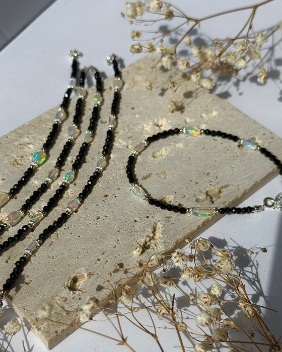 Natürliches Armband mit Opal-Nuggets, Spinellperlen und Silberdetails – eleganter Armschmuck mit Verlängerungskette