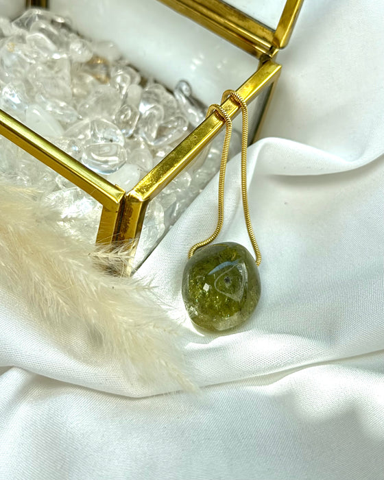 Grossular (grüner Granat) gebohrter Anhänger