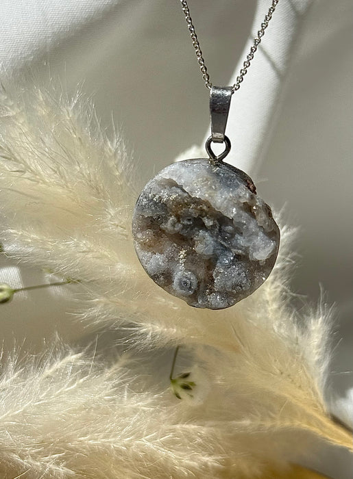 Chalcedon Rose Roh-Anhänger mit rhodinierter 925er Silberstiftöse, Durchmesser 2,2cm