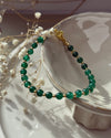 Aventurin-Armband mit vergoldeten Silberperlen, grüne Edelsteinkugeln, verstellbar 17–21 cm, auf hellem Hintergrund.