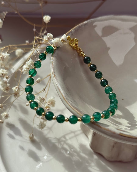 Aventurin-Armband mit vergoldeten Silberperlen, grüne Edelsteinkugeln, verstellbar 17–21 cm, auf hellem Hintergrund.