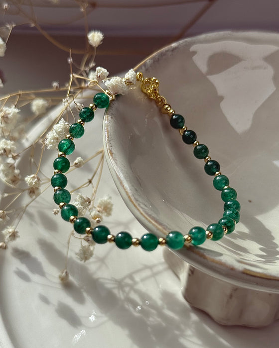 Aventurin-Armband mit vergoldeten Silberperlen, grüne Edelsteinkugeln, verstellbar 17–21 cm, auf hellem Hintergrund.