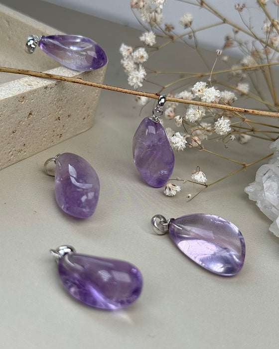Amethyst-Anhänger mit 925er Silberöse, violetter Edelstein, ca. 2–2,5 cm, intuitiv gewählt, auf hellem Hintergrund.